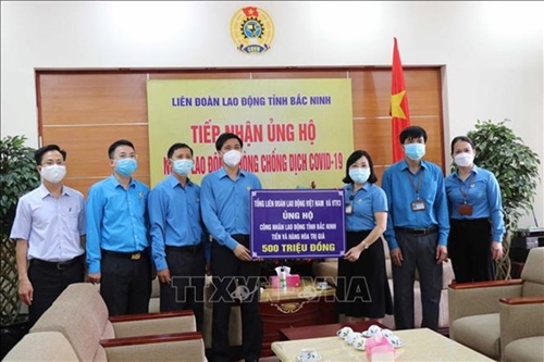 Remise de dons pour soutenir les travailleurs touchés par le COVID-19 à Bac Ninh